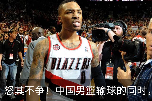 怒其不争！中国男篮输球的同时，日本替补席做出哭鼻子的嘲讽动作